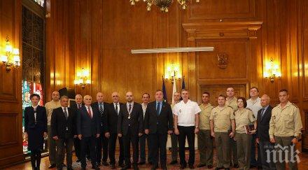 каракачанов военновъздушното училище сред добрите света