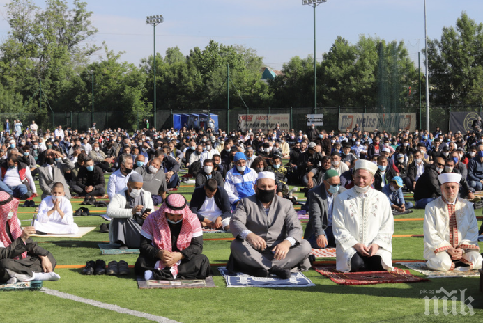 ЗА ПЪРВИ ПЪТ: Главният мюфтия отслужи празнична молитва за Рамазан Байрам на открито