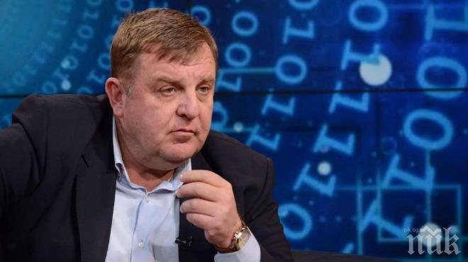 Красимир Каракачанов връчва новите пагони на военнослужещи от ВВВУ "Георги Бенковски"