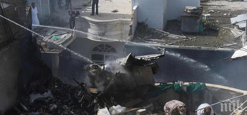 Още броят жертвите на зловещата самолетна катастрофа в Пакистан (СНИМКИ)
