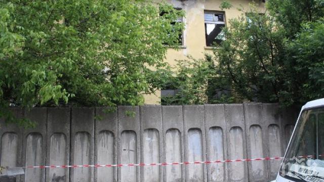 Оградиха с ленти опасни казарми в Хасково