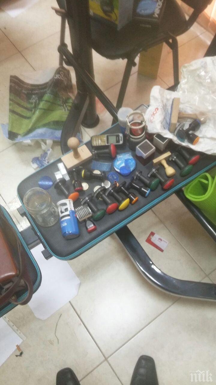 Престъпна банда държала фалшиви печати на спецпрокуратурата, правосъдното министерство и ОДМВР във Враца - приготвили и взрив (СНИМКИ/ВИДЕО)
