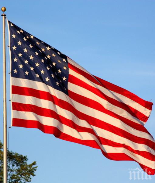 САЩ почита жертвите на китайския вирус със спуснати знамена