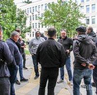 ГОРЕЩО РАЗКРИТИЕ: Цивилен полицай ръгал с нож фен на 