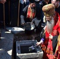 Дядо Николай зазида кръст в основите на бъдещ храм в Кърджали