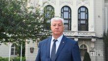 В ПЛОВДИВ: Кметът Зико ляга пръв в акция по кръводаряване