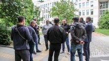 ГОРЕЩО РАЗКРИТИЕ: Цивилен полицай ръгал с нож фен на "Локо" Пловдив при масовия бой пред бар (СНИМКИ 18+)