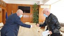 Ген. Мутафчийски прие ново дарение за ВМА от бизнесмена Петър Манджуков (СНИМКИ)