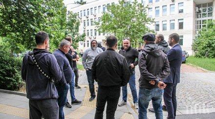 горещо разкритие цивилен полицай ръгал нож фен локо пловдив масовия бой бар снимки