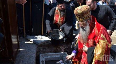 дядо николай зазида кръст основите бъдещ храм кърджали