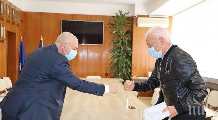 ген мутафчийски прие ново дарение вма бизнесмена петър манджуков снимки