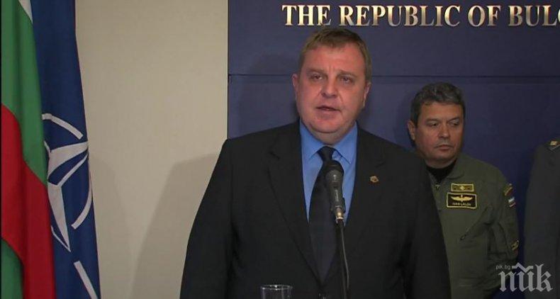Министър Каракачанов връчва пагони на летци