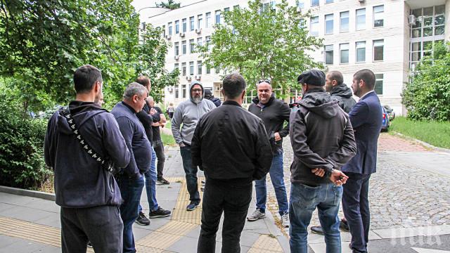 ГОРЕЩО РАЗКРИТИЕ: Цивилен полицай ръгал с нож фен на Локо Пловдив при масовия бой пред бар (СНИМКИ 18+)