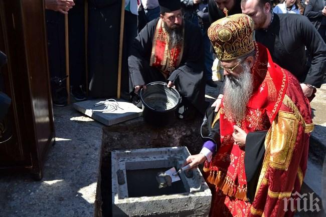 Дядо Николай зазида кръст в основите на бъдещ храм в Кърджали