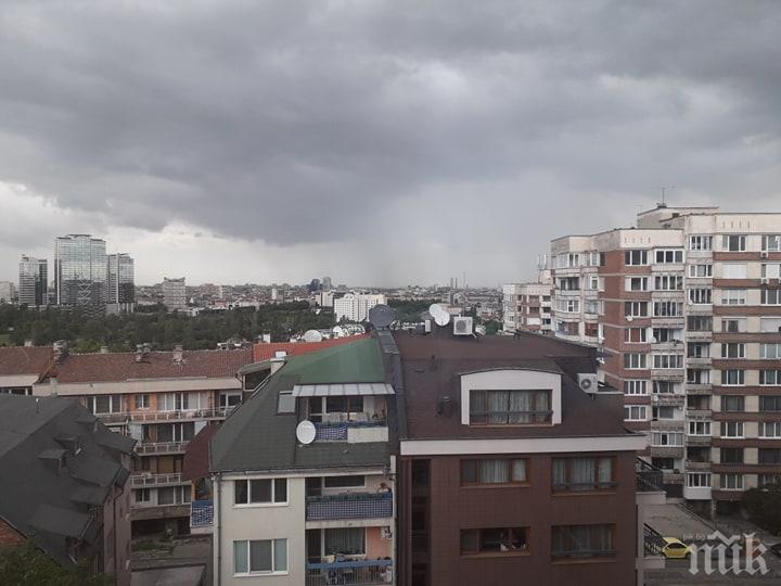 Страшна буря се изви в София - изсипва се проливен дъжд (СНИМКИ)