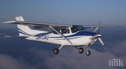 малък самолет разби покрива къща германия