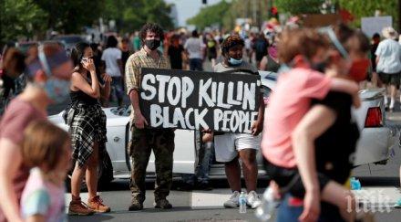 извънредно положение минеаполис градът ври кипи смъртта арестуван афроамериканец изкараха улиците бойци националната гвардия видео снимки