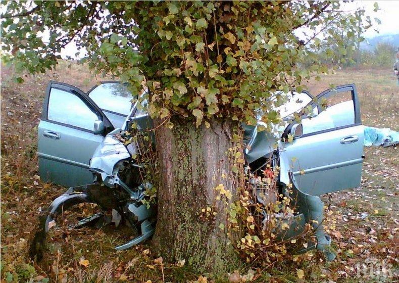 Мъж от Айтос пробва да се отърве от жена си - заби колата си в дърво и я вкара в болницата