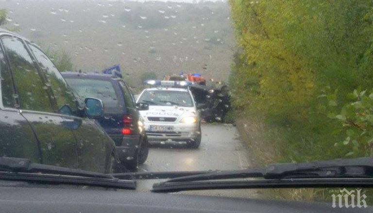 ОТ ПОСЛЕДНИТЕ МИНУТИ: Опел се заби в канавка на пътя Сандански-Петрич