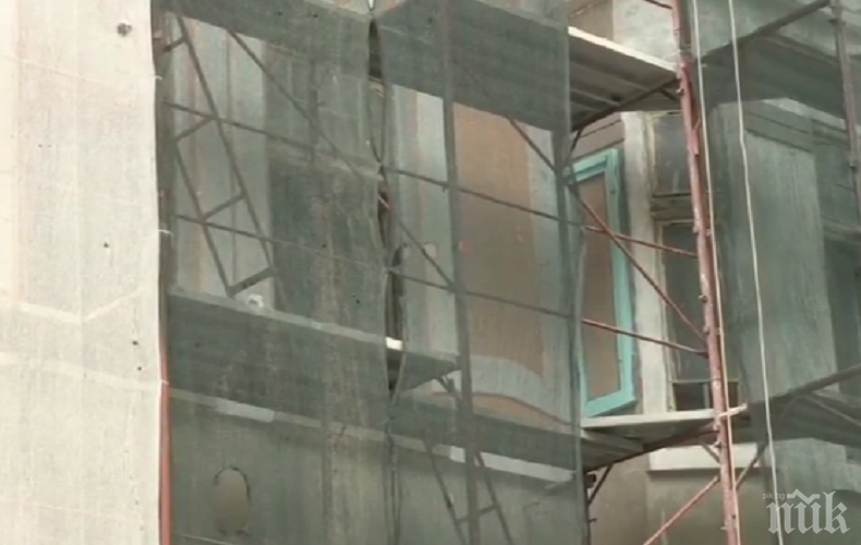 В Русе скочиха срещу скандален ремонт на къща-паметник