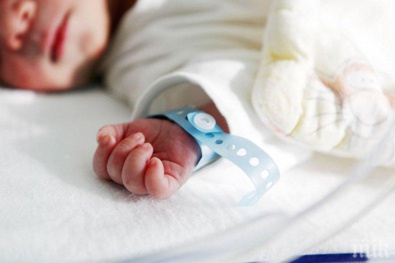 ЧУДО! Хирурзи спасиха бебе, родено със сърце извън тялото