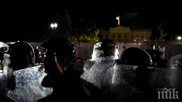 Пред Белия дом стана напечено, полицията разпръсква размирици (ВИДЕО)
