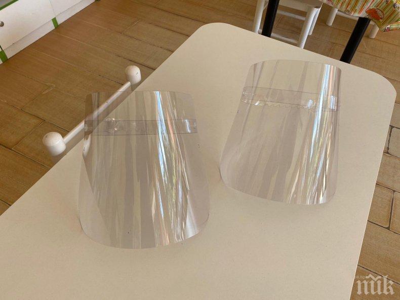 Депутатът от ГЕРБ Стефан Апостолов дари предпазни шлемове за работещите в детските градини на Симитли