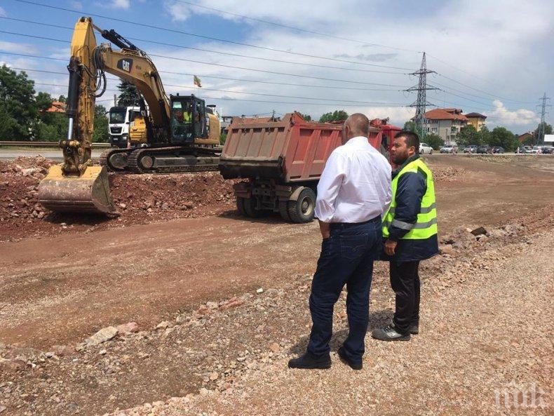 ИЗВЪНРЕДНО В ПИК: Премиерът Борисов показа как се строи един от най-натоварените пътища в страната (СНИМКИ)