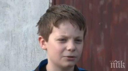 майката нахапаното куче дете изглеждаше ужасно беше целият кръв рани