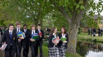 гардиън процента училищата англия продължават затворени