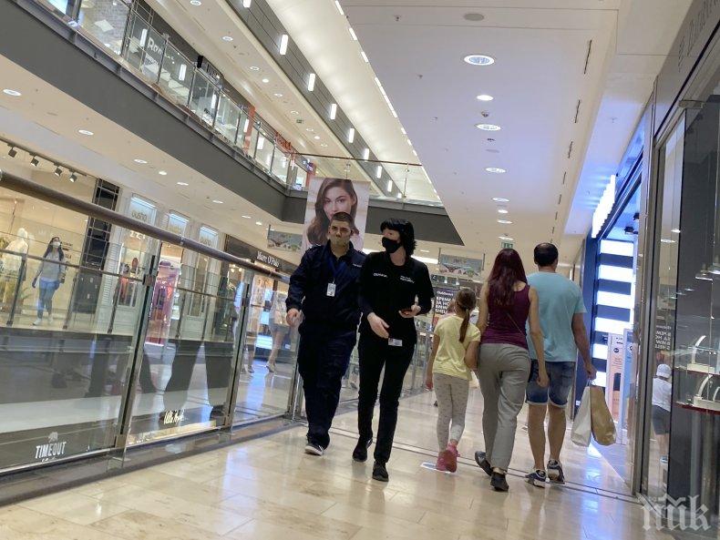 Напрежение в моловете! Търговците се чудят как да излязат „на зелено”