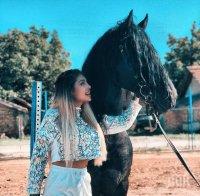 Малката Джулка язди по секси бельо