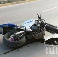 Моторист се заби в миниван, загина на място