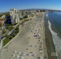Започна мащабно почистване на най-дългата плажна ивица в Поморие