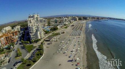 започна мащабно почистване дългата плажна ивица поморие