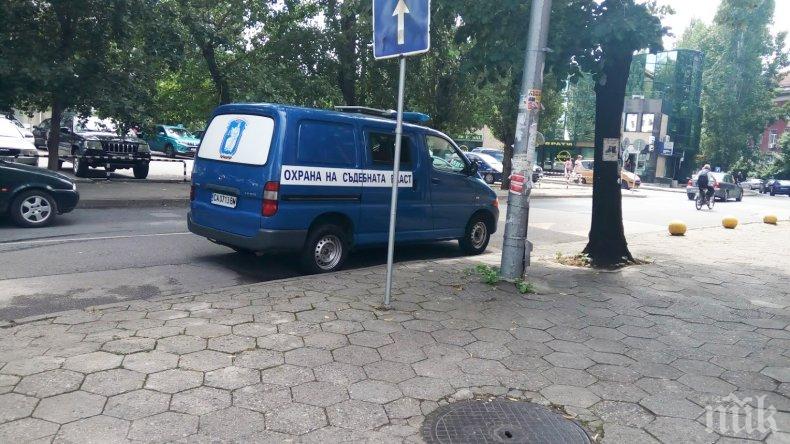 Петима избягаха от карантината си в Сливенско