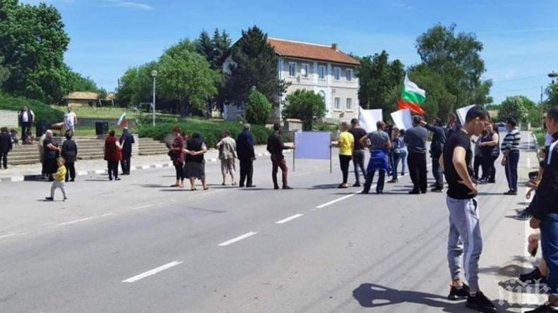 Село се вдигна на протест, блокира пътя Тервел-Айтос