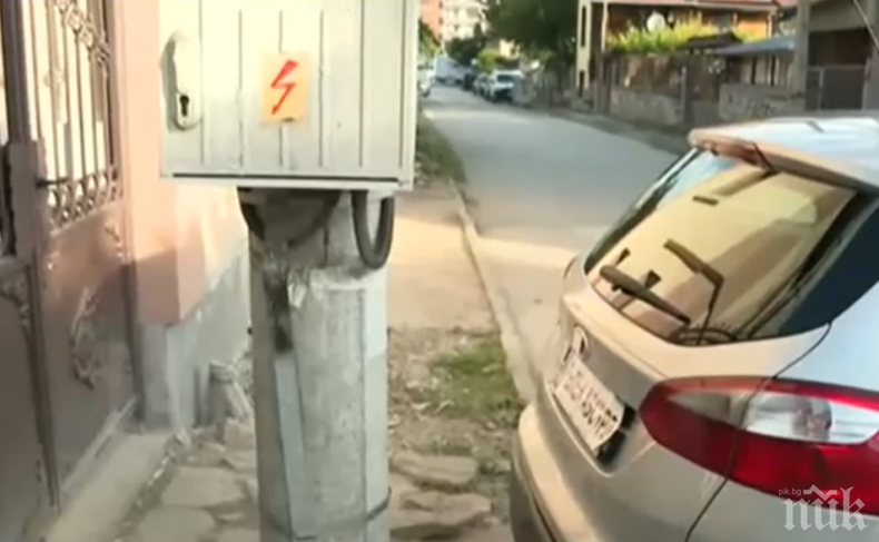 ПЪЛЕН АБСУРД: Жена на битка с уличен стълб