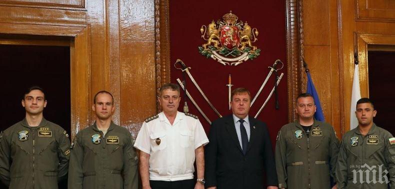 Красимир Каракачанов и адмирал Емил Ефтимов пожелаха успех на пилотите, които ще се обучават на новия боен самолет 