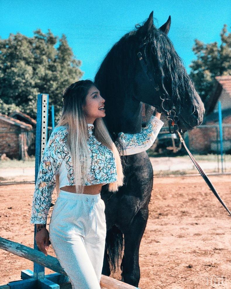 Малката Джулка язди по секси бельо