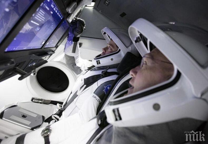 Американските астронавти, които пристигнаха на МКС с кораба Крю Дракон, се подготвят за излизане в открития Космос  
