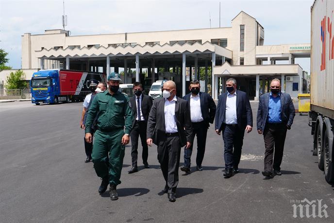 Министър Маринов инспектира създадената организация на работа на ГКПП-Кулата (ВИДЕО)