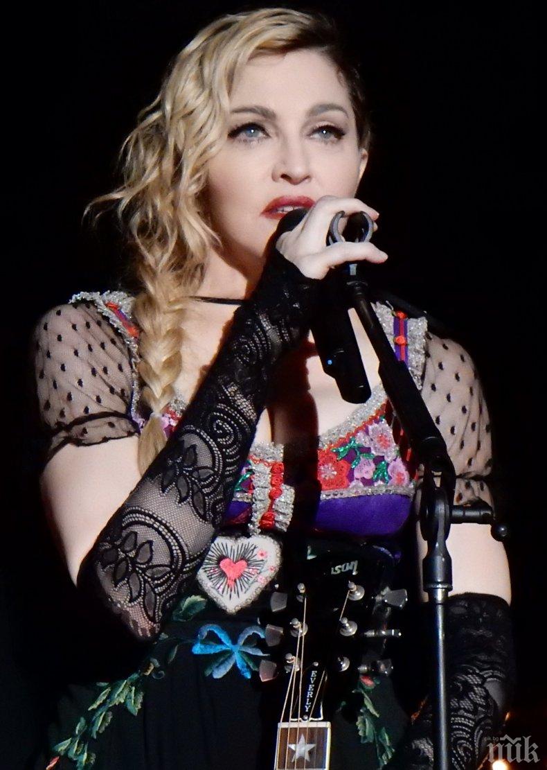 Ето защо Мадона бе на протестите в Лондон с патерици (СНИМКИ)