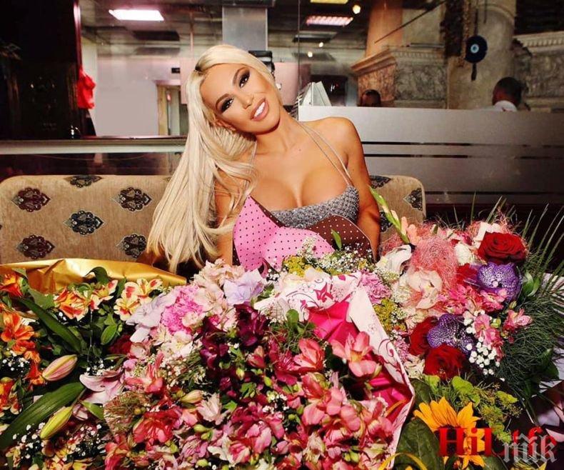 Мис Плеймейт свали хавлията и ето какво се показа под нея... (ГОРЕЩА СНИМКА 18+)