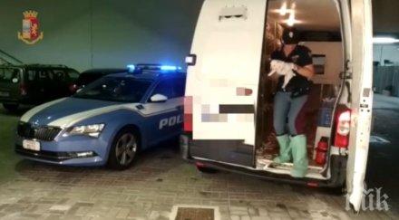 полицаи италия спасиха нелегални кутрета микробус видео