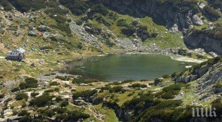 трима мераклии строят база планинската спасителна служба седемте рилски езера