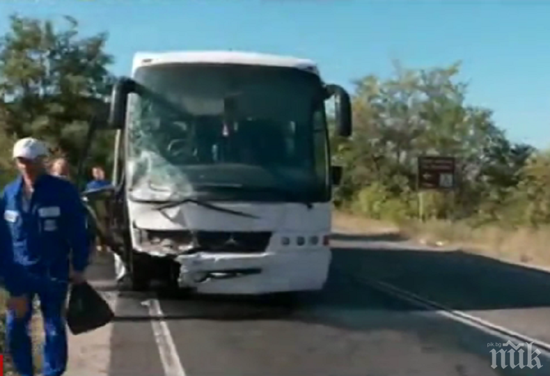 КЪРВАВО МЕЛЕ: Кола и автобус се удариха в Тополовградско, загина мъж