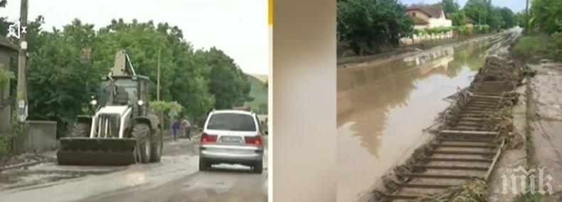 Наводнение в село Асеново, къщи и дворове са под вода 