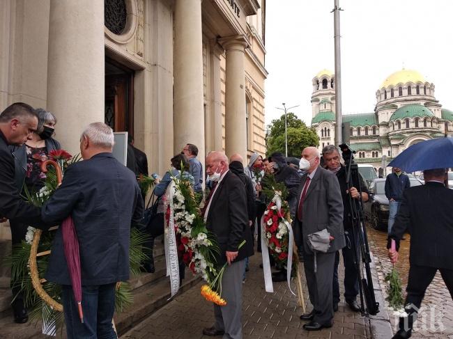 Стотици се простиха с акад. Стефан Воденичаров (СНИМКИ) 