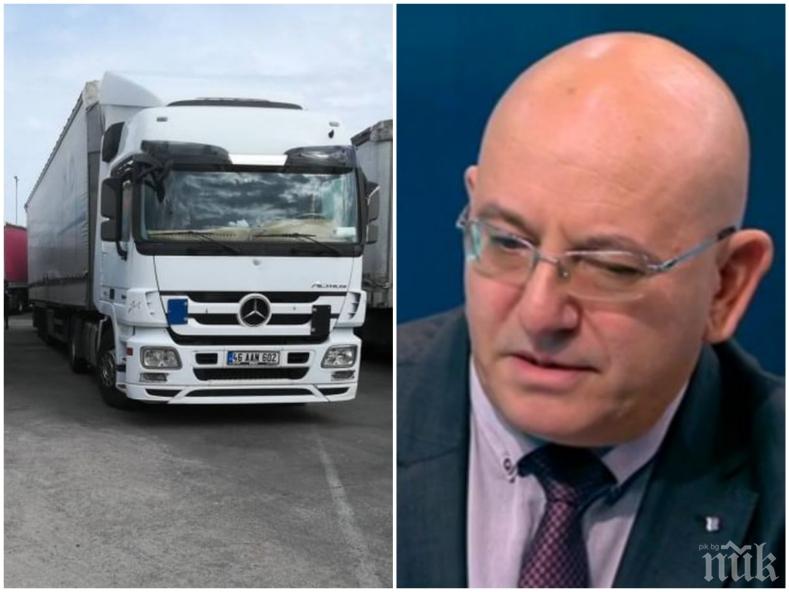 ПЪРВО В ПИК: Задържаха 6 камиона с отпадъци на Капитан Андреево, министър Димитров е на място (СНИМКИ)